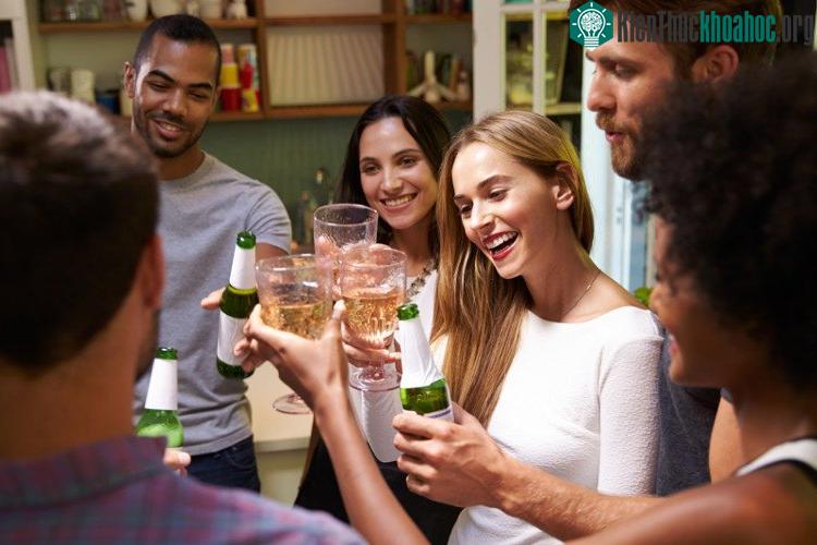 Không nên uống quá nhiều bia rượu để tránh ảnh hưởng đến cả thể chất và tinh thần.