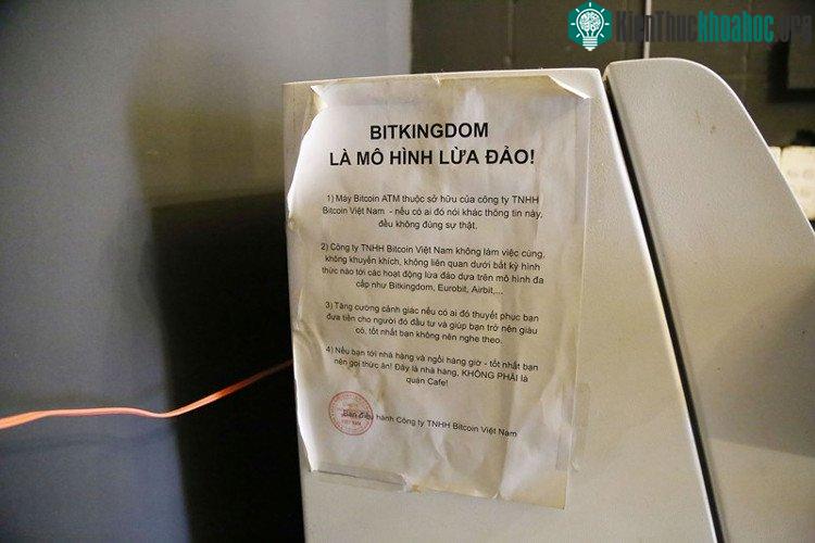 Bên cạnh máy BTM là dòng thông báo từ Bitcoin Việt Nam
