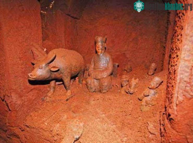 Rất nhiều cổ vật đã được tìm thấy trước cánh cổng.