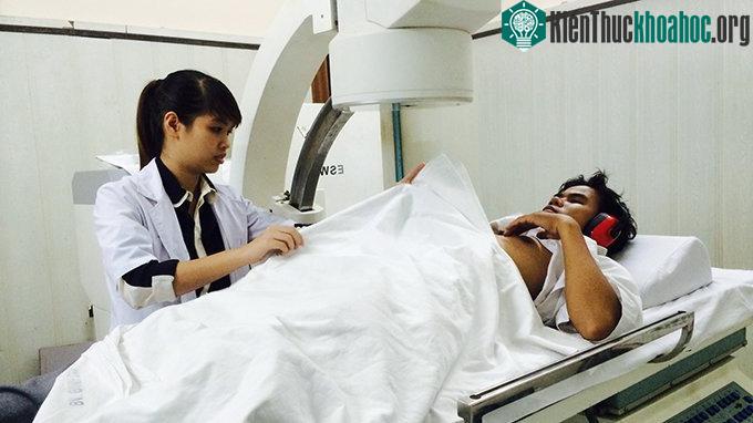Y-bác sĩ chuẩn bị tán sỏi thận cho một bệnh nhân.