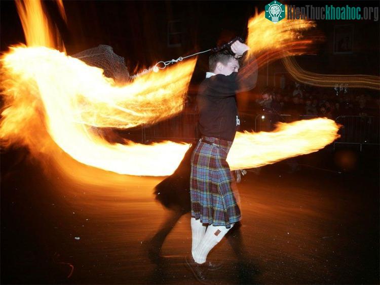 Lễ hội cầu lửa Hogmanay