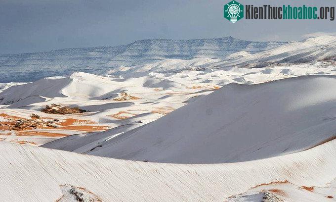 Hiện tượng thời tiết bất thường tạo nên khung cảnh thiên nhiên kỳ vĩ trên sa mạc Sahara.