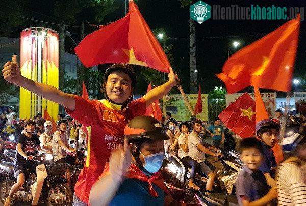 Người hâm mộ Đồng Nai đổ ra đường.