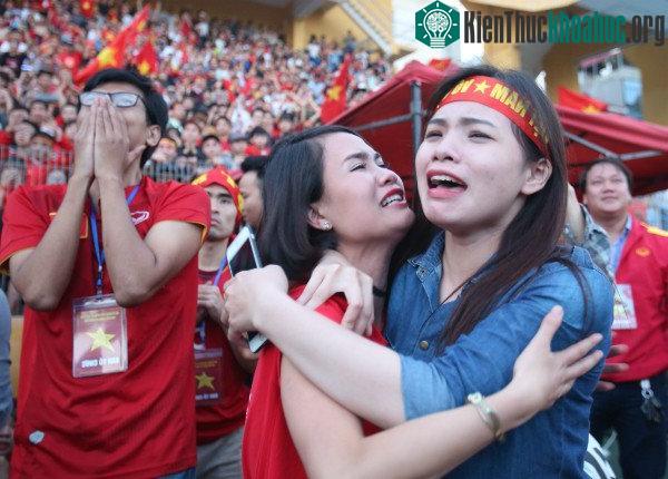 Niềm hạnh phúc lớn biến thành những giọt nước mắt.