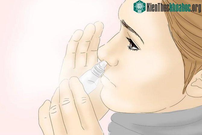 Thử dùng một số loại thuốc xịt giữ ẩm cho khoang mũi trước khi đi ra ngoài.