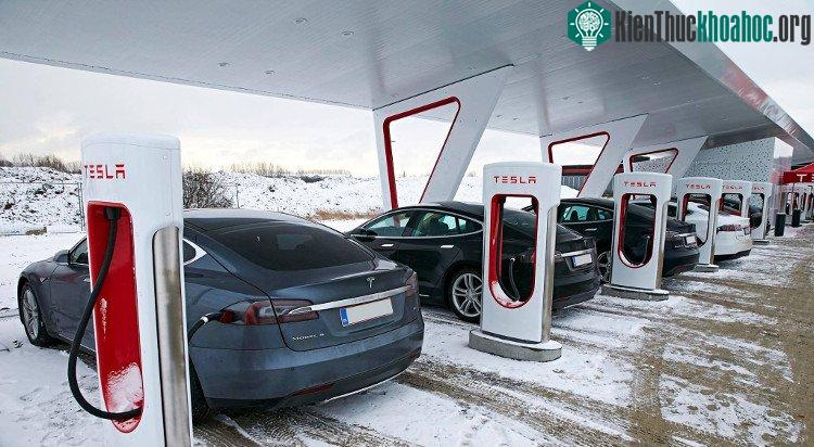Nếu Audi hay Volvo có thể tạo ra sản phẩm cạnh tranh với Tesla, họ sẽ phải tiếp tục đối mặt với một thử thách mới khó nhằn hơn.