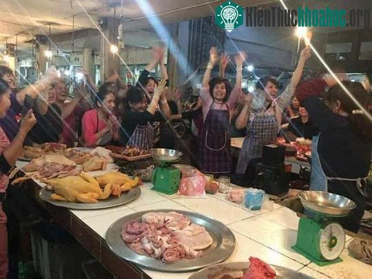 Tiểu thương một khu chợ ngừng bán để cổ vũ.