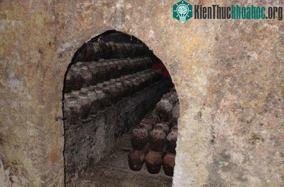 Không khí trong phòng khiến cả đoàn thám hiểm cảm thấy khó thở.