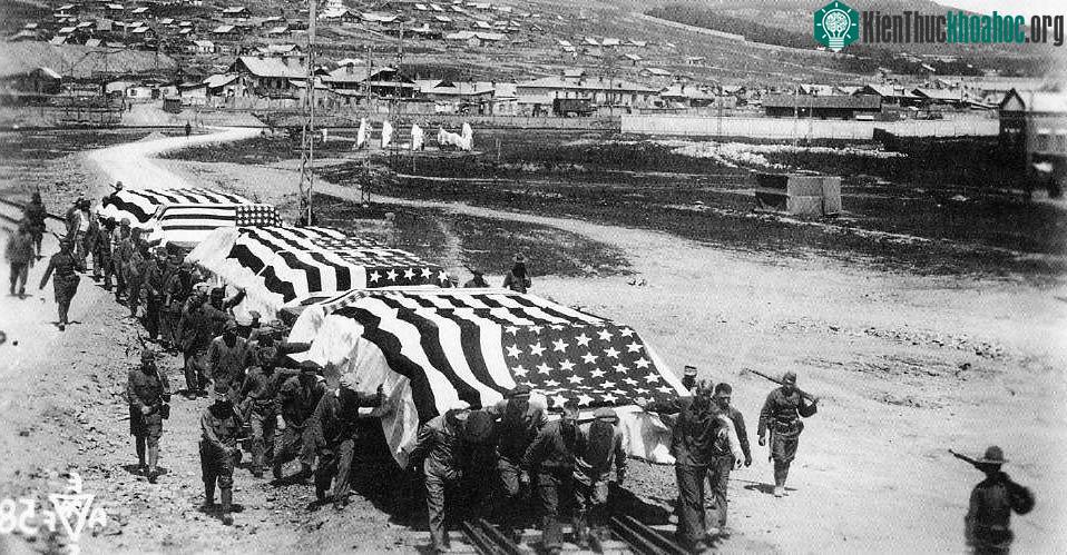 Trước tình hình này, Đảng Bolshevik đã thực hiện những biện pháp quyết liệt trong việc tổ chức bộ máy quân sự. Đến năm 1919, các đội quân nước ngoài bị đẩy lùi ở khắp các mặt trận và phải rút quân ...
