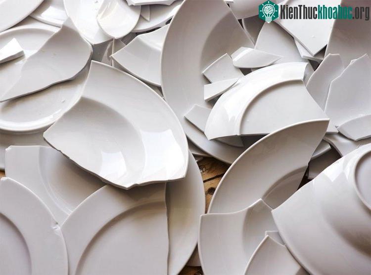 Người Đan Mạch tin rằng kính, bát vỡ trong năm mới sẽ đem lại may mắn, tài lộc cho gia chủ.