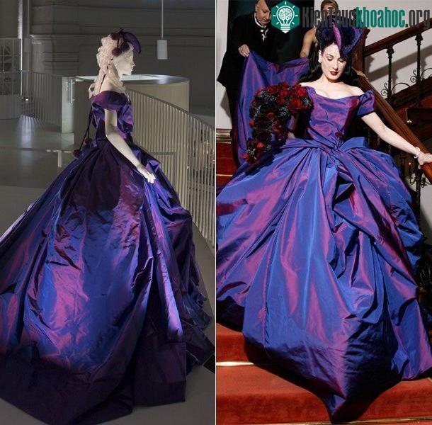 Dita Von Teese trong bộ váy cưới màu tím.