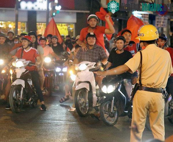 Cảnh sát ngăn dòng người đổ vào khu trung tâm.
