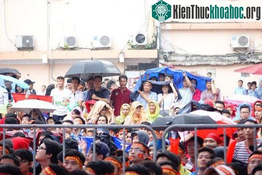 Đội mưa xem đá bóng ở Nhà Văn hóa Thanh niên TP HCM
