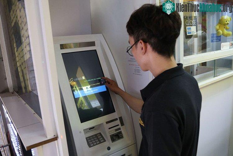 Người dùng cần phải nhập số điện thoại và mã xác thực để vào giao diện mua bitcoin.