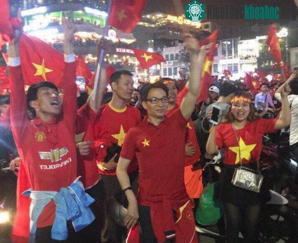 Phó thủ tướng Vũ Đức Đam ở khu vực Hồ Gươm tối 23/1.