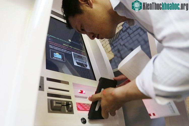 Người dùng cần cho hệ thống quét mã vạch của chiếc ví này để hệ thống có thể gửi tiền đến.