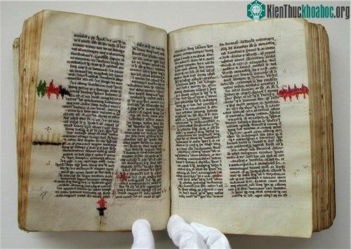 Việc vá sách của thời Trung Cổ cũng giống như loại hình nghệ thuật Kintsugi của Nhật.