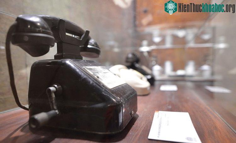 Chiếc điện thoại số 1, trực tuyến để trả lời Chủ tịch Hồ Chí Minh khi Người gọi, hỏi.