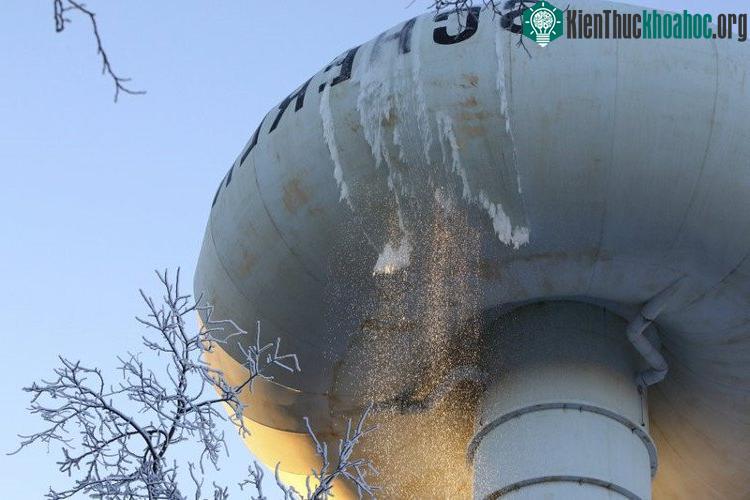 Nước tràn ra khỏi tháp nước ở Schererville, Indiana, do nhiệt độ xuống thấp.