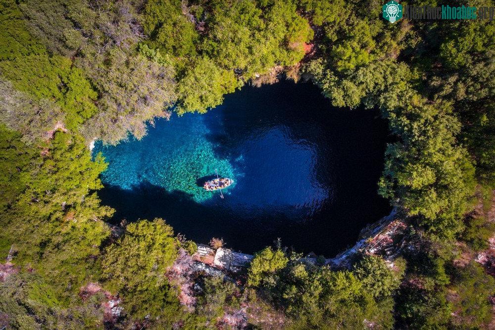 Thuyền chở du khách khám phá hang động Melissani trên đảo Cephalonia ở Hi Lạp.