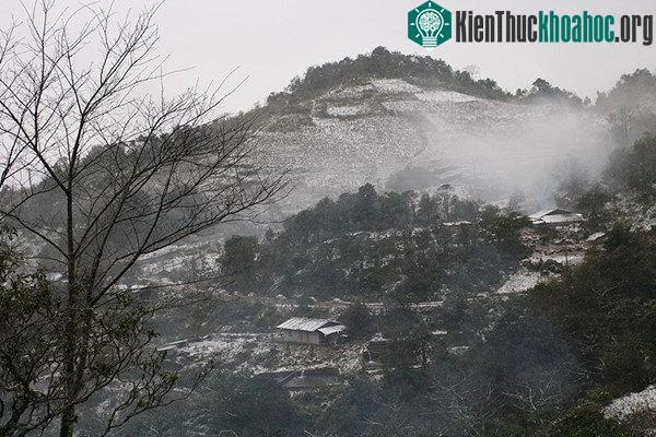 Tuyết đang bắt đầu rơi dày hơn và trải rộng xuống khu vực thị trấn Sa Pa.