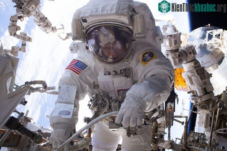 Phi hành gia người Mỹ Peggy Whitson đang giữ nhiều kỷ lục về đi bộ trong không gian. (Ảnh: NASA).