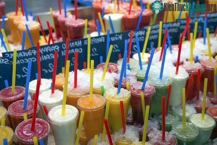 Ống hút nhựa mất đến 2000 năm để phân hủy.