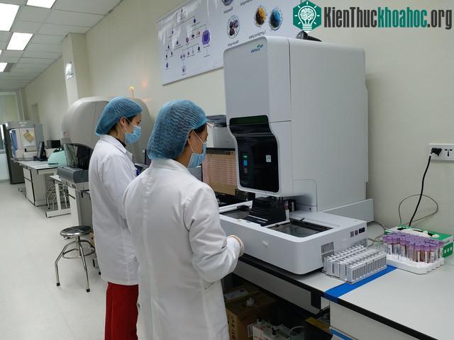 Xét nghiệm định danh vi khuẩn kháng kháng sinh tại Phòng xét nghiệm mới.