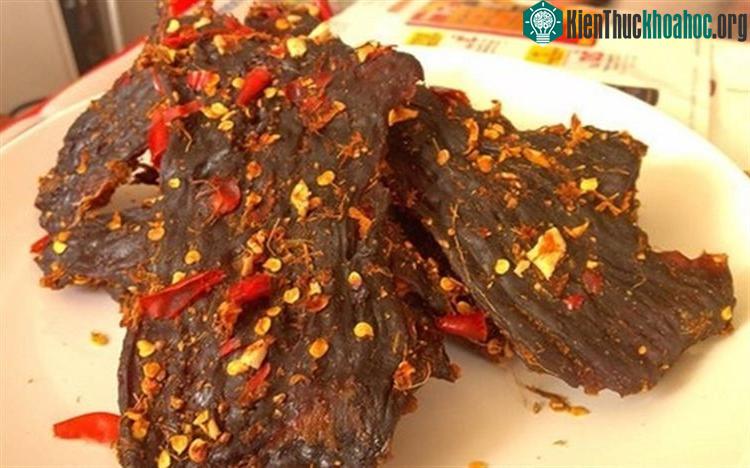 Thịt bò khô giả thường được làm từ thịt lợn nái, phần lớn là thịt ôi hoặc phổi bò...