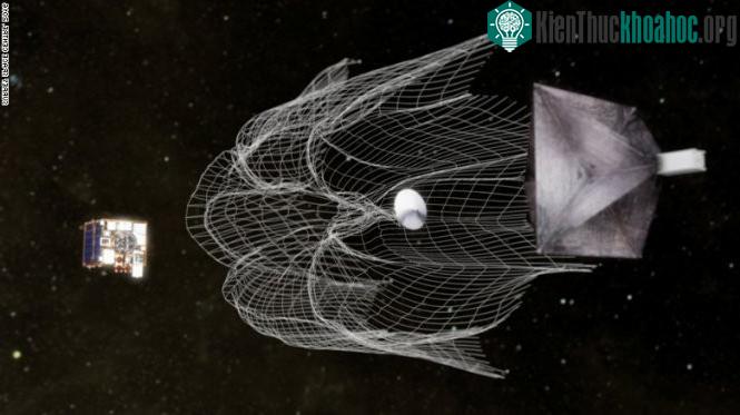 RemoveDEBRIS (phải) tung lưới bắt vệ tinh đóng vai khối rác (trái).