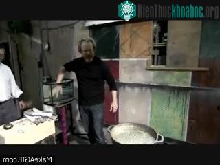 Adam Savage nhúng ngón tay vào chì lỏng ở 450 độ C