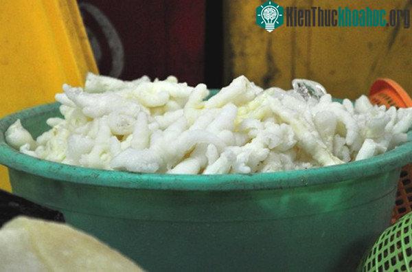 Chân gà trắng tinh ẩn chứa khả năng ngậm tẩy trắng bởi đây không phải là màu trắng của chân gà. (Ảnh: Thiên Chương).
