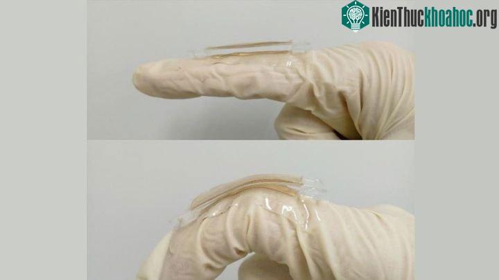 Thiết bị được gắn trên ngón tay người để tạo ra điện. (Ảnh: Mirror).