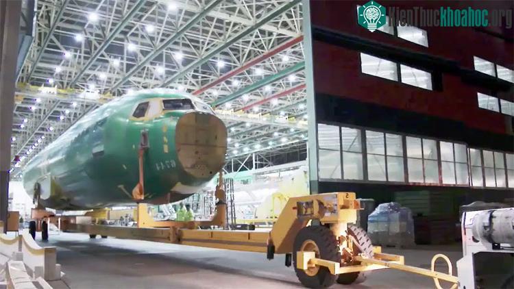 Thân máy bay Max 7 được đưa vào kho chứa. (Ảnh: Boeing).