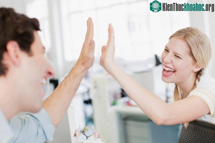 Đừng coi đồng nghiệp là đối thủ. (Ảnh: MAH).