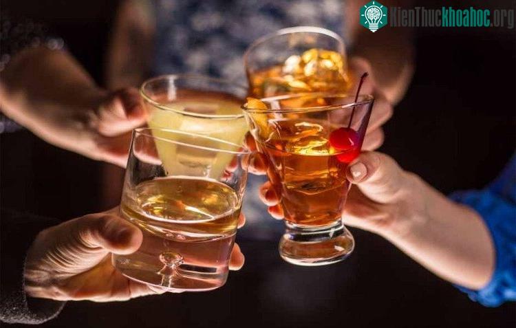 Uống rượu xã hội thường ở mức vừa phải, chủ yếu là một trò tiêu khiển. (Ảnh minh hoạ: drinksmart).