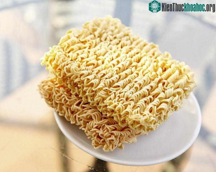 Giá trị dinh dưỡng và tác hại của việc ăn mì tôm sống không có gì khác so với việc ăn mì tôm nấu chín.