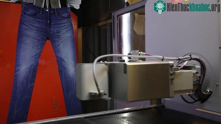 Hãng Levi Strauss sử dụng robot thay thế toàn bộ công nhân mài quần bò.