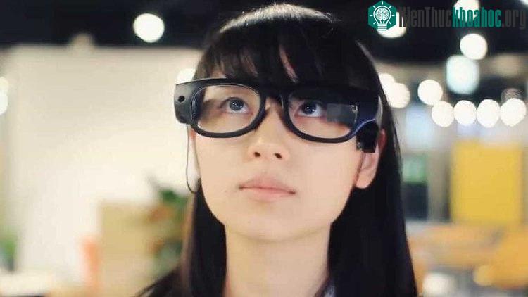 Hãng Onton Glass nghiên cứu chế tạo loại kính thông minh mới. (Ảnh: Verge).