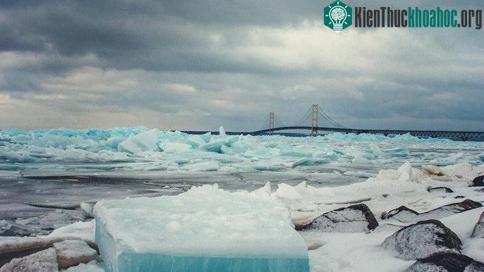 Cầu Mackinac nổi tiếng nằm lọt thỏm giữa hồ băng xanh khổng lồ