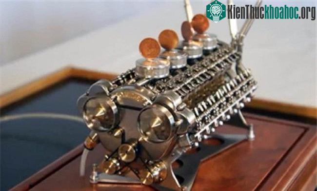 Khi động cơ W32 thu nhỏ hoạt động, những đồng xu đặt đứng phía trên gần như không di chuyển vì cỗ máy hoạt động êm ru. (Ảnh từ video).