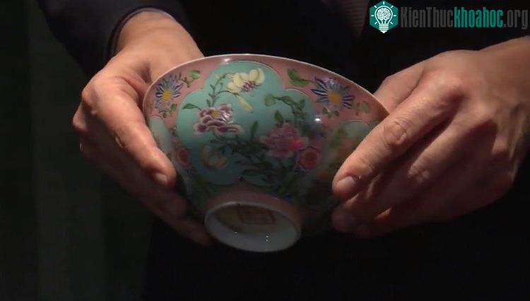 Mặt ngoài của bát được trang trí bằng các họa tiết hoa lá.