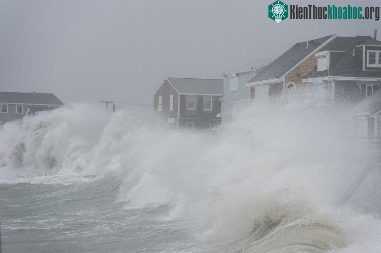 Sóng lớn tại New Hampshire, Mỹ.