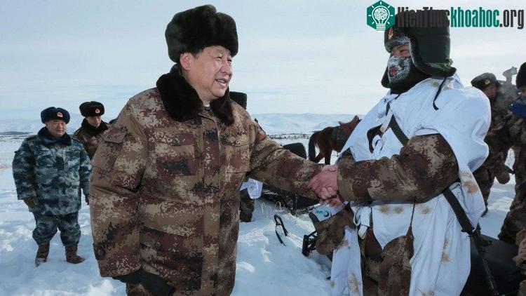 Chủ tịch Trung Quốc Tập Cận Bình mặc mẫu áo khoác mới của Trung Quốc. (Ảnh: China Daily).