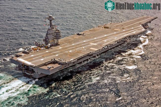 Một chiếc F/A-18F Super Hornet chuẩn bị hạ cánh xuống TSB USS Gerald R. Ford (CVN 78
