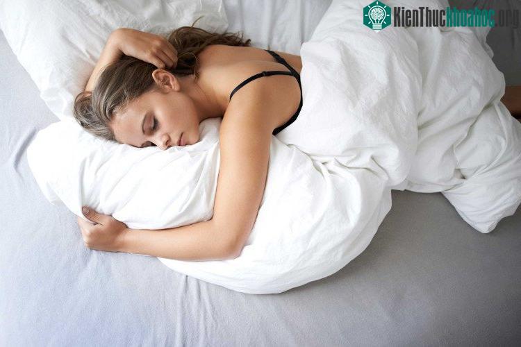 Sau 60 - 90 phút khi đi vào giấc ngủ, con người có dấu hiệu hạ thân nhiệt.
