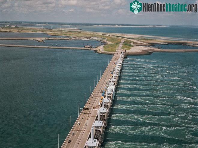 Hà Lan là đất nước nằm thấp hơn so với mực nước biển.