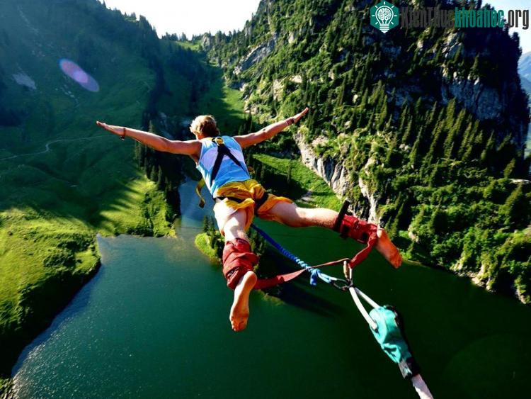 Môn thể thao mạo hiểm Bungee jumping được yêu thích ở New Zealand. (Ảnh minh họa).