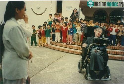 Stephen đến làng SOS thăm con nuôi.