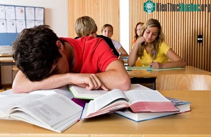 Buồn ngủ vào ban ngày bị tích tụ nhiều amyloid, loại protein xuất hiện trong bệnh Alzheimer. (Ảnh: Telegraph).